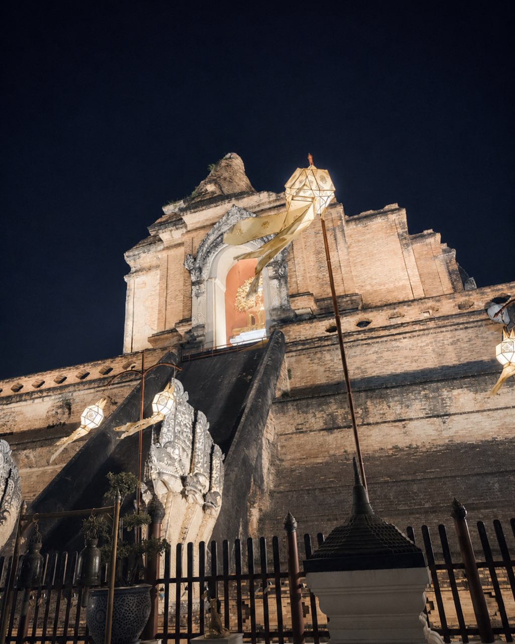 夜晚的柴迪龙寺——佛龛在悬挂的兰纳灯笼下温柔发光
